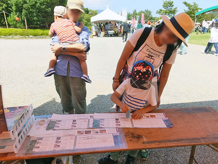スタンプラリーを楽しむ様子