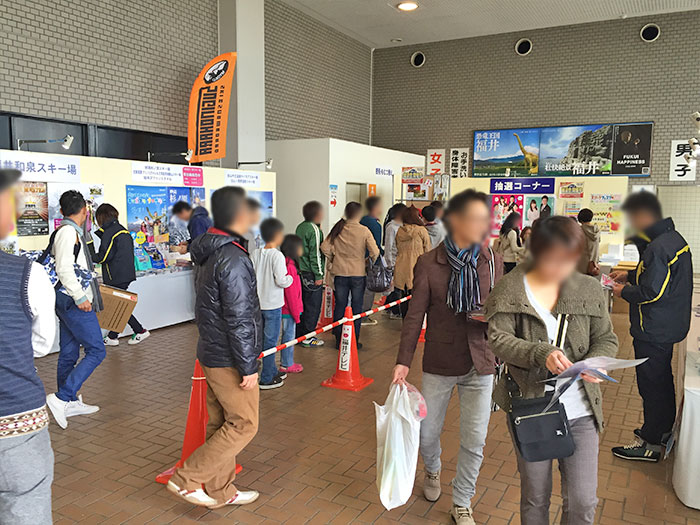 ガラポンを楽しむ来場者